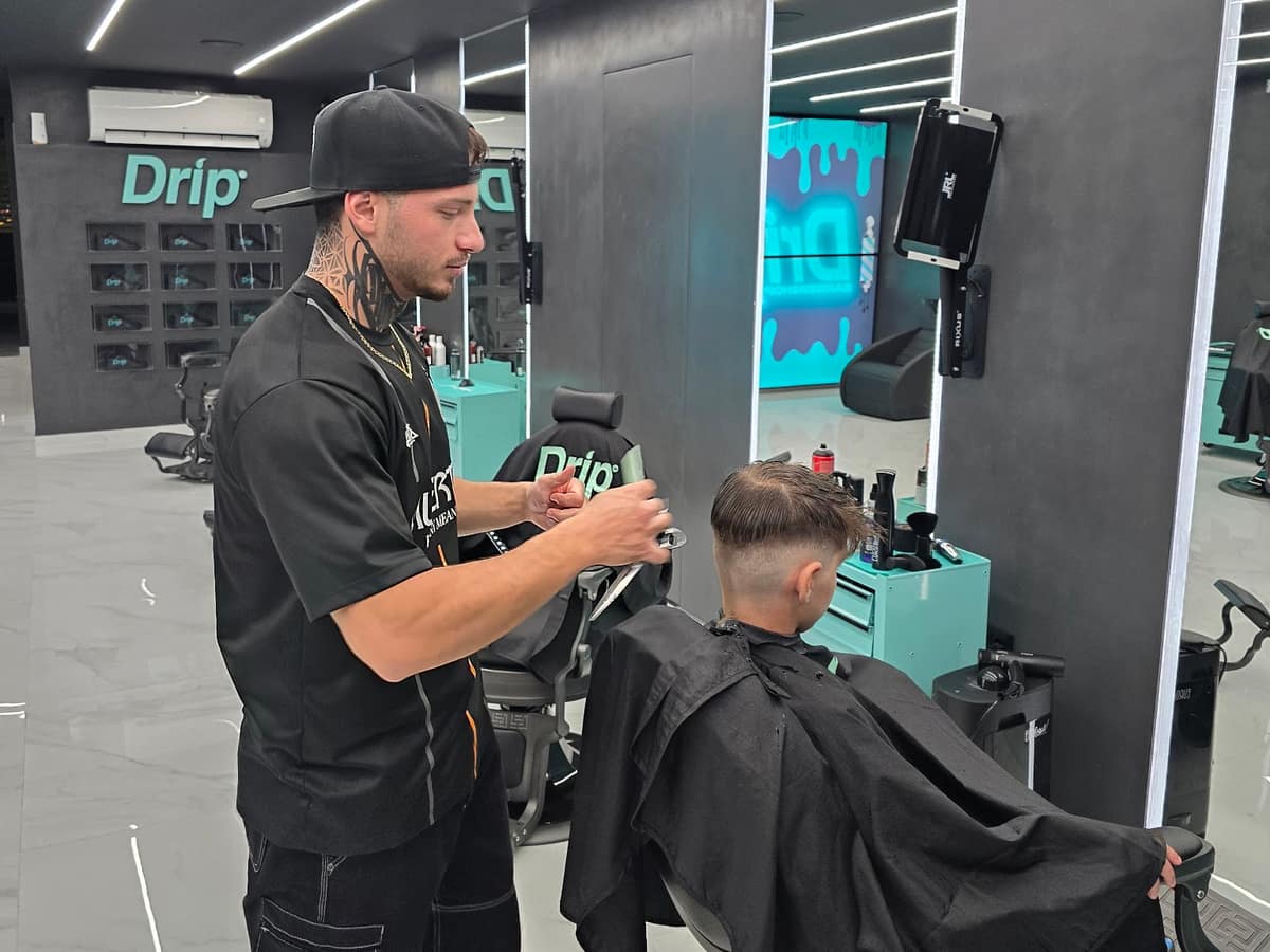 Το Drip Barbershop στη Γλυφάδα: κούρεμα στη θέση