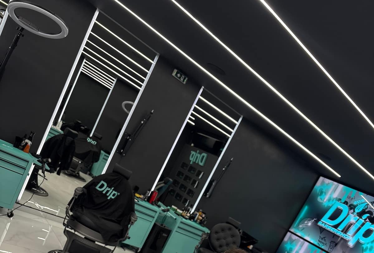 Το Drip Barbershop στην Κηφισιά: οι θέσεις και η οθόνη Drip