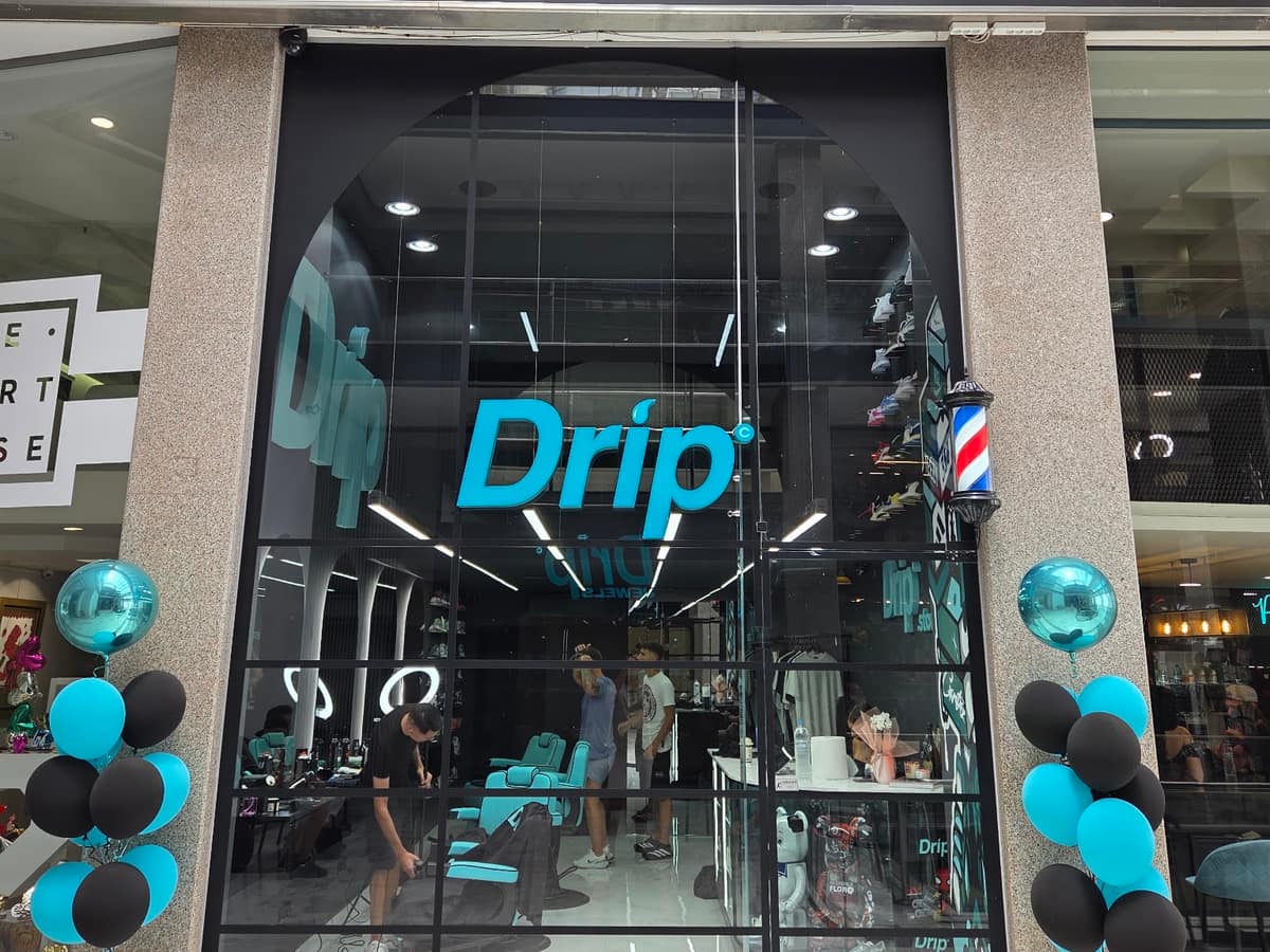 Η βιτρίνα του Drip στο Florida Mall, με την ταμπέλα Drip και τη μπάρα κουρείου