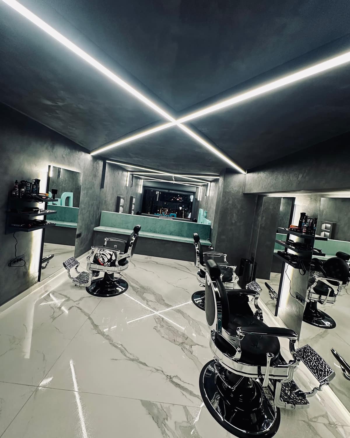 Το Drip Barbershop στη Γλυφάδα από μέσα: το Χ από φως στο ταβάνι, το μάρμαρο και οι θέσεις