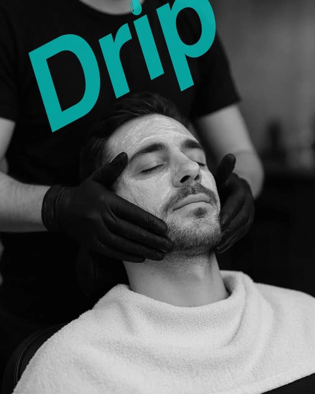 Περιποίηση προσώπου στο Drip: ο barber με το μπλουζάκι Drip κρατά το πρόσωπο του πελάτη